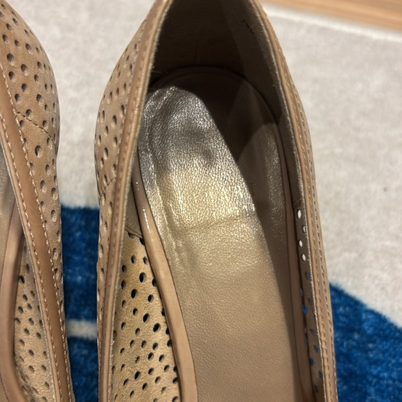 Stuart Weitzman Womens Nude Perforated Logo Nudotcomer Peep Toe Wedge size 6.5 - Picture 4 of 6